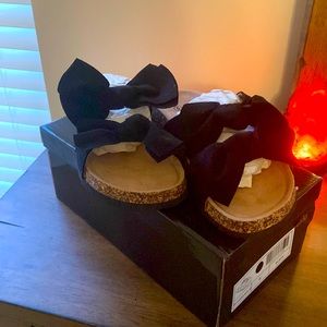 Black slides with bows. Size 6